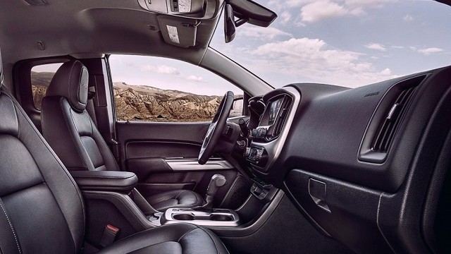 2023 Chevy Colorado interior